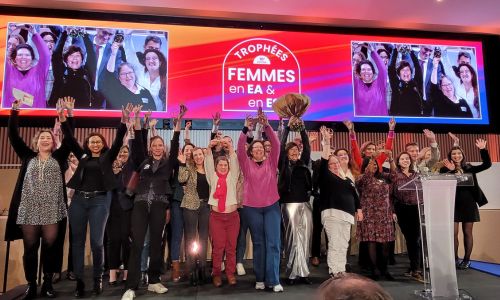 Les lauréates de l’édition précédente lèvent les mains sur scène.