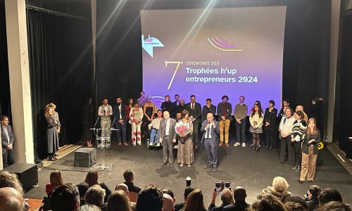 Les lauréats et d’autres acteurs des Trophées H’up 2024 sur scène.