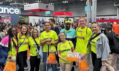 Jasmine Murell et son mari en compagnie de leurs guides à l’arrivée du marathon.