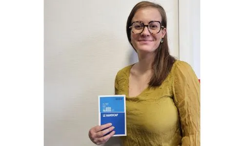 Clara Mautalent pose avec son livre dans les mains.