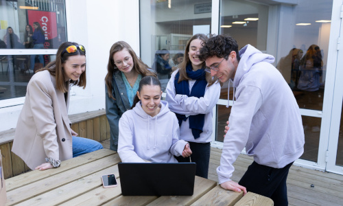 groupe d'étudiants devant un ordinateur