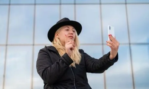 Une femme sourde communique en langue des signes lors d’un appel en visio.