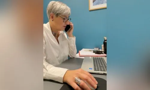 Betty Molin qui répond au téléphone dans son bureau.