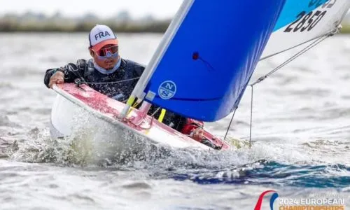 Gauthier Bril, vice-champion du monde, en train de faire de la voile.